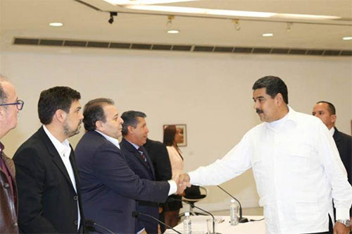 Maduro tiende la mano a la oposición